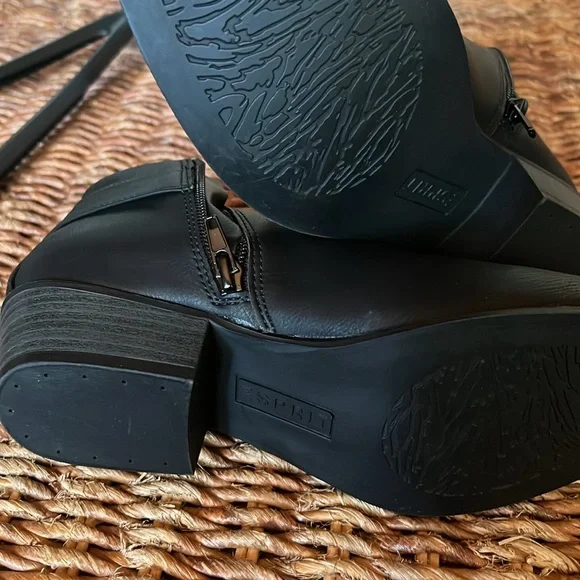 Spirit anklet boots size 8, medium. - Picture 4 of 6